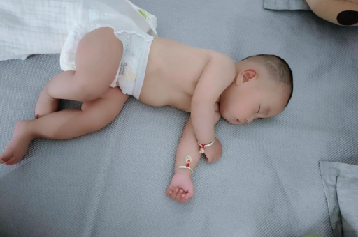 诸城宝宝胳膊上起红疙瘩